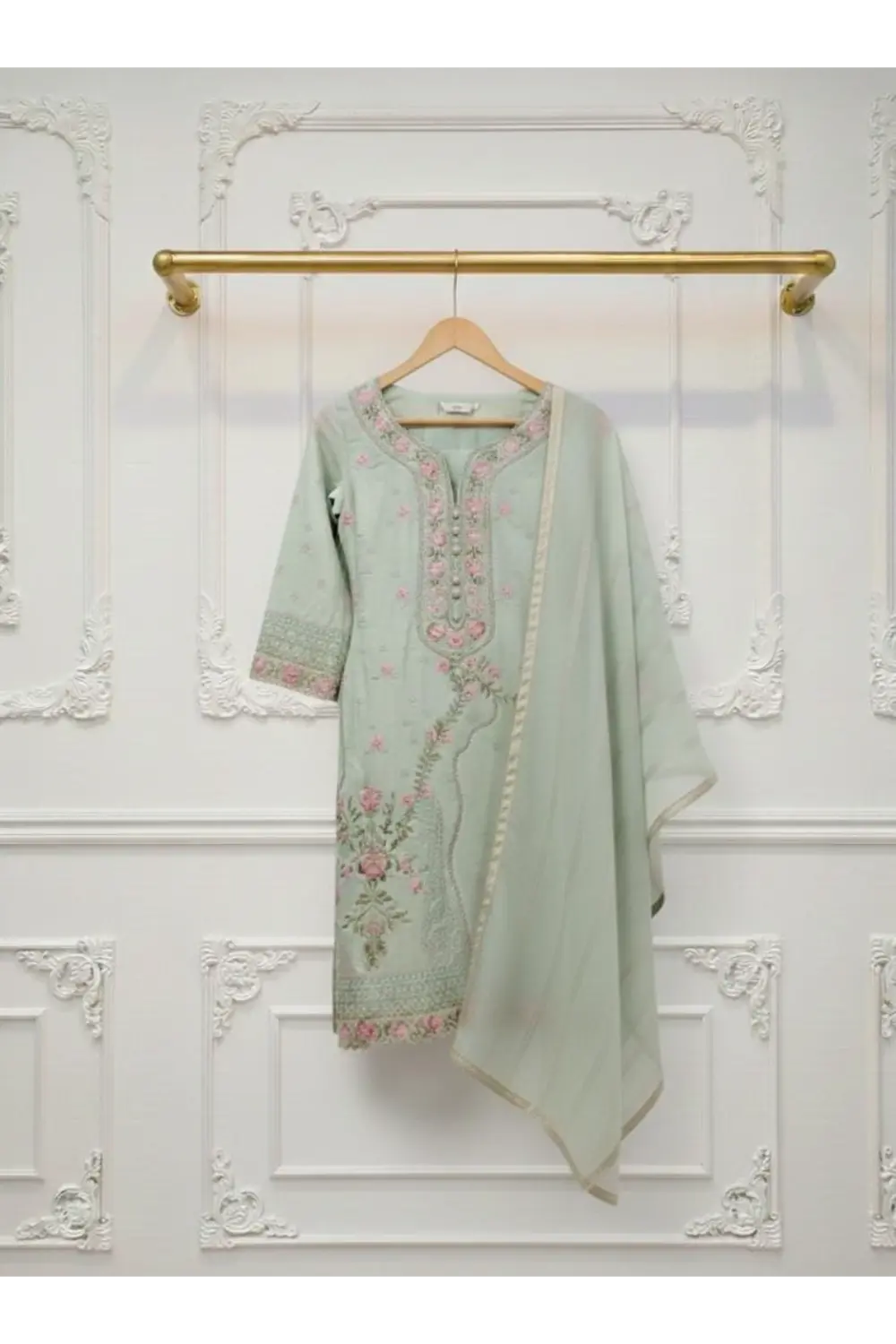 pistashu Embroidered 3-Piece Suite